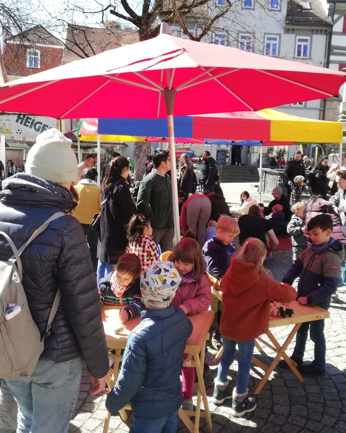 Spieltische mit Spielmaterialien für Kleinkinder